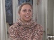 Ersties - Die blonde Julia P lässt ihre Dessous fallen und masturbiert mit Vibrator 4/16