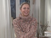 Ersties - Die blonde Julia P lässt ihre Dessous fallen und masturbiert mit Vibrator 6/16