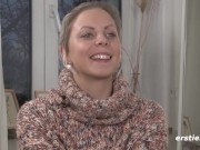 Ersties - Die blonde Julia P lässt ihre Dessous fallen und masturbiert mit Vibrator 9/16