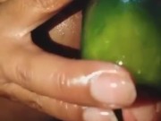 زوجة مصرية تضع خيارة ضخمة في فتحة الشرج 🍑🍆🍑🍆 وأظهرت لي فتحة الشرج واسعة.