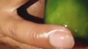 زوجة مصرية تضع خيارة ضخمة في فتحة الشرج 🍑🍆🍑🍆 وأظهرت لي فتحة الشرج واسعة.