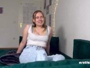 Ersties - Destiny masturbiert natürlich vor der Kamera 13/16