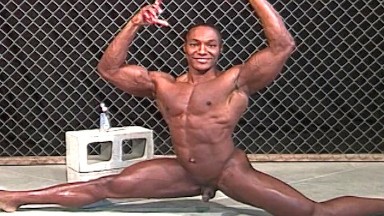 BODYBUILDER ANDRE STEELE does the splits naked