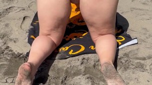 She Plays With Her Ass On The Nudist Beach🥵
