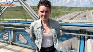 Rompa na via pública: sexo público arriscado na ponte de pedestres