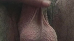 Uma visão diferente do meu pau e minhas bolas. Gozei gostoso de tanto tesão