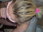 Succhio il suo grosso cazzo e bacio il mio ragazzo con la bocca piena di sperma!