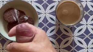 Colazione con biscotti ripieni di sperma