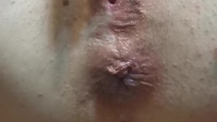 Troia sborrata nel culo si masturba e squirter
