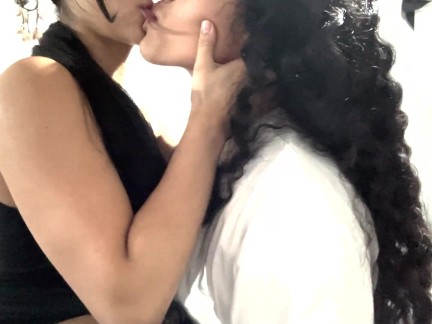 besandome con mi novia mientras está encima de mi