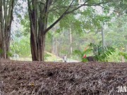 QUE RICA ADRENALINA! me chupa las tetas con el Lush en un parque 12/16