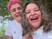 QUE RICA ADRENALINA! me chupa las tetas con el Lush en un parque 15/16