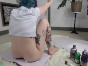 Kinky weirdo getting messy with paint on her ass