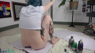 Kinky weirdo getting messy with paint on her ass