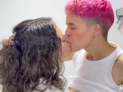 ESTOY CALIENTE! chupame los pezones primero y luego terminas de lavar 15/16