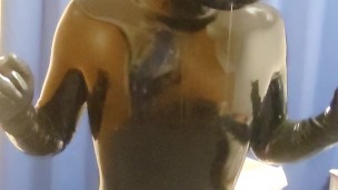 貞操具を付けたペットのラバードラゴン