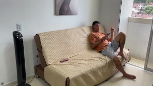 Mi timida hermanastra llega de su viaje de Europa y le doy la follada de su vida.