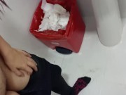 Mamada en el baño 13/16