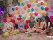 Ersties – Fünf heiße Lesben spielen eine Partie Dare Ring 10/16