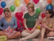 Ersties – Fünf heiße Lesben spielen eine Partie Dare Ring 9/16