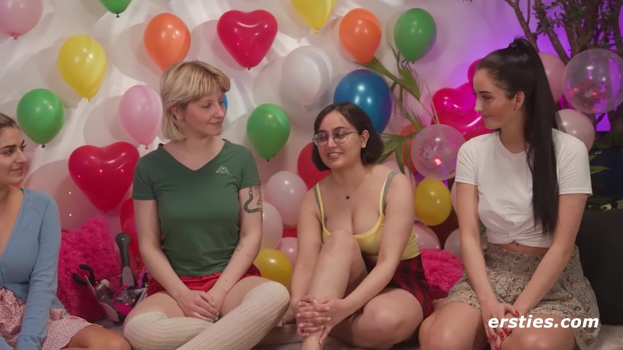 Ersties – Fünf heiße Lesben spielen eine Partie Dare Ring - Free Sex Video - RedTube