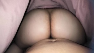 Debajo de la cobijas y en silencio