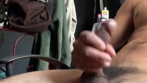 Me pongo a ver porno y termino viniéndome encima de mi