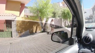 POV Chica da una mamada a conductor de Uber en público.