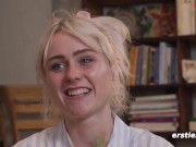 Ersties - Hallys wildes Spiel mit Farbe und Pinsel 11/16