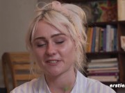 Ersties - Hallys wildes Spiel mit Farbe und Pinsel 12/16