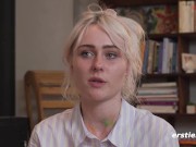 Ersties - Hallys wildes Spiel mit Farbe und Pinsel 8/16