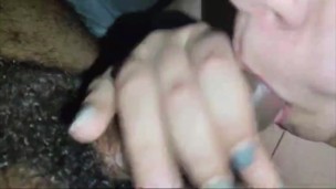 Montar una sabrosa polla termina en una garganta llena de semen.