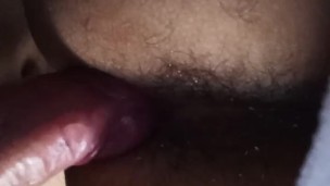 Llenando un culito peludo