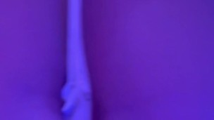 Блондинка пробует новый стул для секса