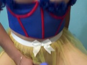 Chica con Perfectas tetas se MASTURBA el coño mojado y grita desde el orgasmo termina en CHORROS