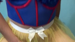 Chica con Perfectas tetas se MASTURBA el coño mojado y grita desde el orgasmo termina en CHORROS