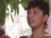 Ersties - Lexi masturbiert mit viel Öl und einem riesigen Doppeldildo 12/16