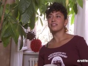 Ersties - Lexi masturbiert mit viel Öl und einem riesigen Doppeldildo 2/16