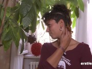 Ersties - Lexi masturbiert mit viel Öl und einem riesigen Doppeldildo 6/16