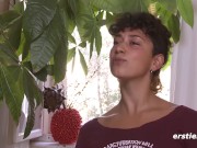 Ersties - Lexi masturbiert mit viel Öl und einem riesigen Doppeldildo 9/16