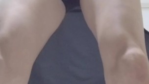 男性がスパッツを履いたままおしっこを大量に漏らす動画