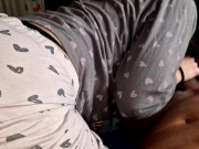 MI PADRASTRO SE ENOJA CON MI MAMA Y SE METE EN MI CAMA JUGAMOS A JUEGOS PROHIBIDOS 3/16