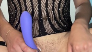 Cute morena se masturba hasta un orgasmo intenso