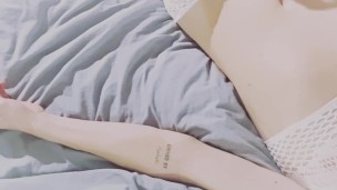 Sissyschlampe wichst im weißen Outfit