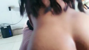 Montando en su verga hasta sacarle la leche