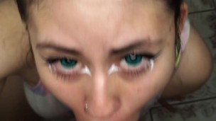 Puta Colombiana dando una buena mamada - Amateur blowjob