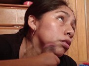 Latina le gusta chupar polla mientras juega casino y salta sobre mi polla. 15/16