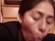 Latina le gusta chupar polla mientras juega casino y salta sobre mi polla. 9/16