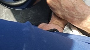 me pajeo en el coche y me corro en mi boca