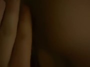 ATRAPO A MI VECINA TOCANDOSE Y LA AYUDO A GEMIR MAS FUERTE